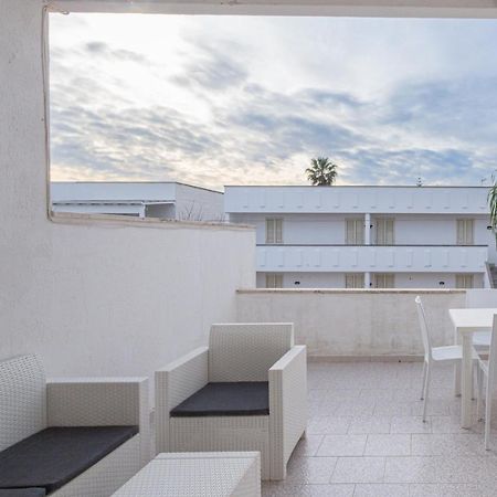 Appartamento A 150 M Dal Mare Climatizzato Con Bellissimo Patio Esterno Torre Pali Kültér fotó