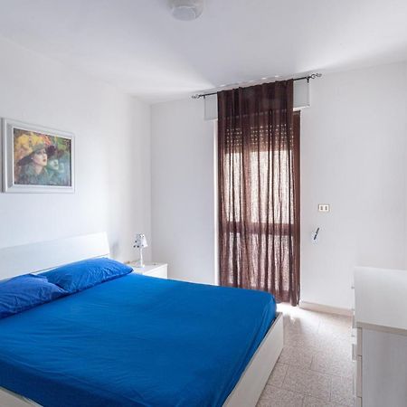 Appartamento A 150 M Dal Mare Climatizzato Con Bellissimo Patio Esterno Torre Pali Kültér fotó