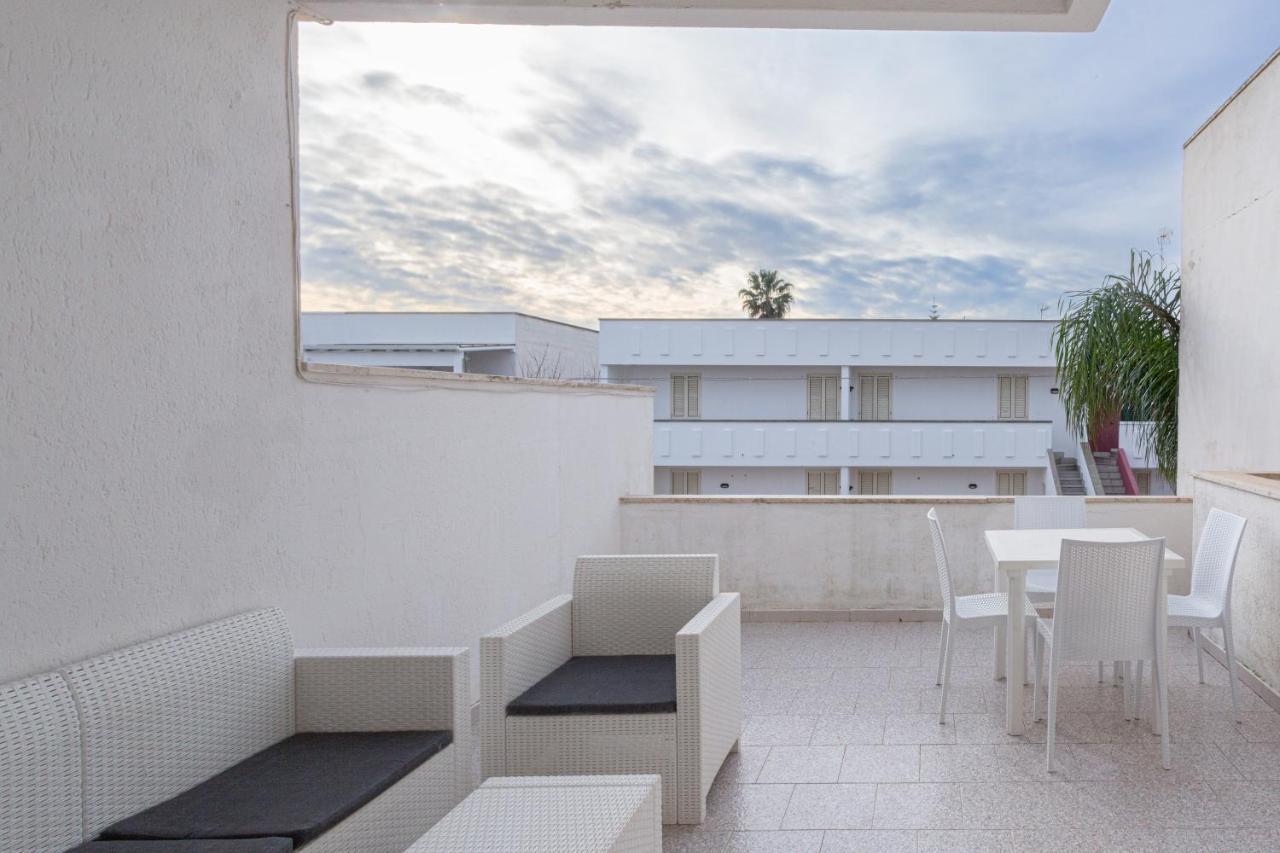 Appartamento A 150 M Dal Mare Climatizzato Con Bellissimo Patio Esterno Torre Pali Kültér fotó